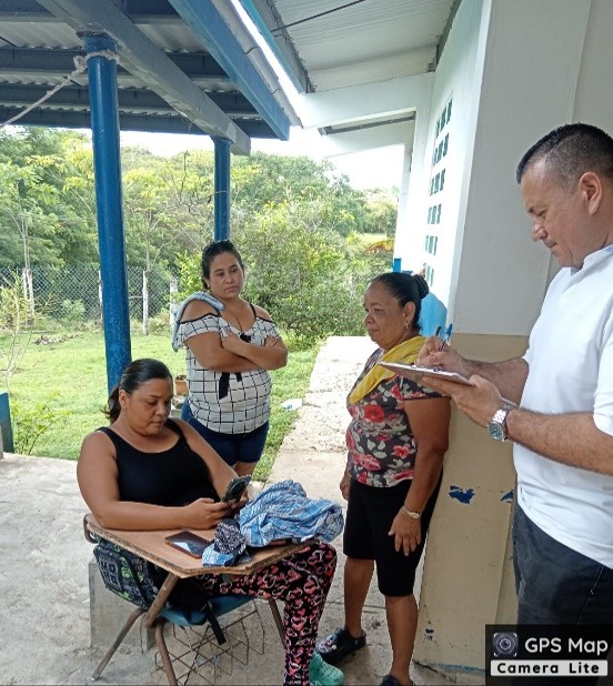 Consultor de UREC HOLDING realizando proceso de participación ciudadana y entrevista comunitaria en Panamá