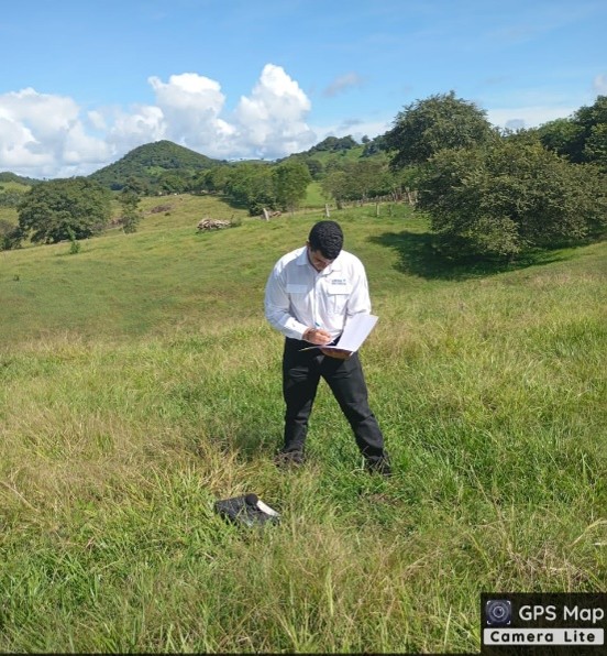 Consultor ambiental de UREC HOLDING realizando inspección y toma de datos en campo en Panamá