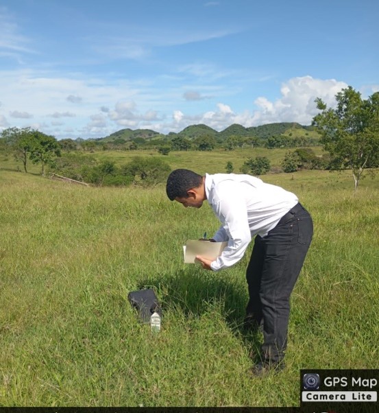 Auditor ambiental de UREC HOLDING registrando hallazgos de cumplimiento normativo en campo