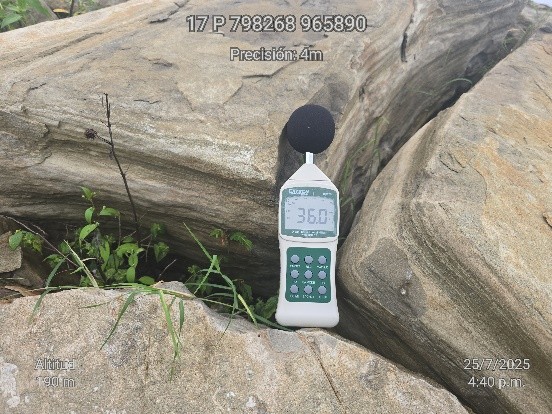 Medición de presión sonora ambiental con sonómetro digital calibrado sobre sustrato rocoso